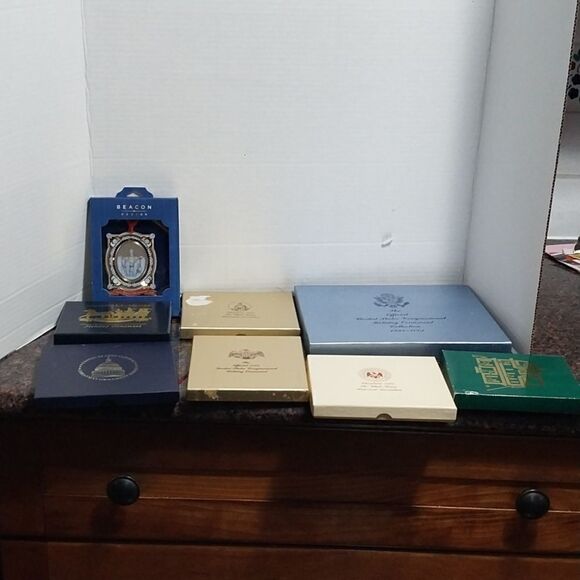 8 Boxes of Christmas Tree Ornaments From the White House. - Picture 8 of 8